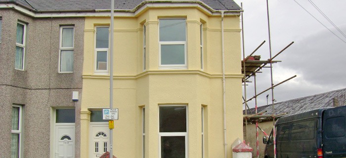 TERRACED PLYMOUTH HOUSE WITH BRAND NEW PAINT