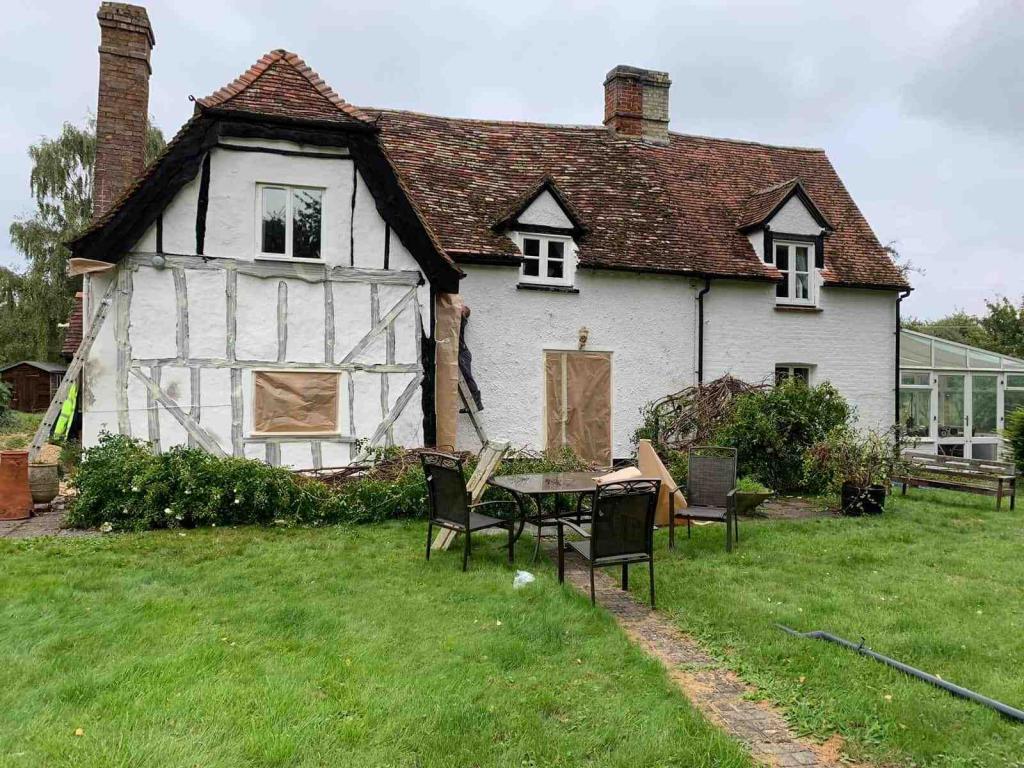 Cottage in Hertfordshire having work done to the outside walls